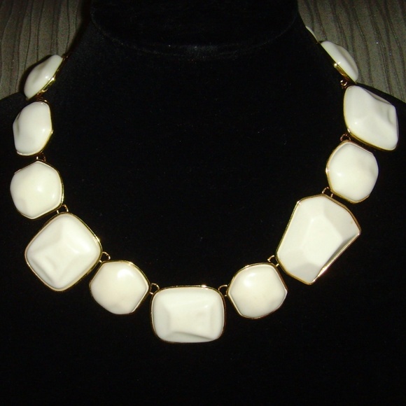 Kenneth Jay Lane (JKL) Chunky White Lucite Necklace and Earring Set - Picture 9 of 13